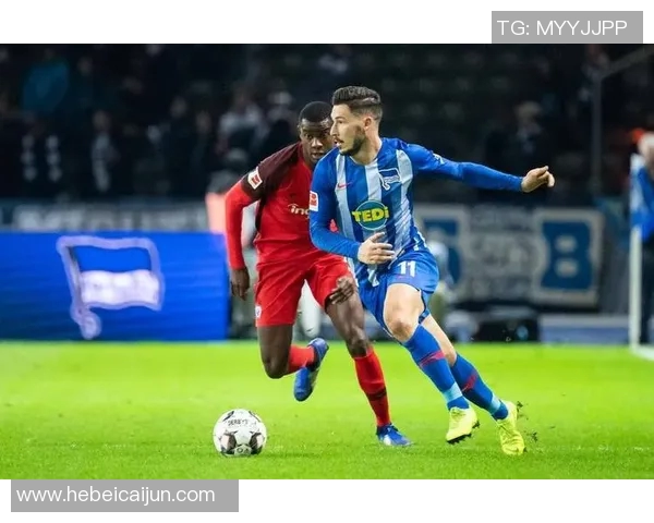 赫塔与沙尔克激战正酣谁能在德甲赛场上笑到最后